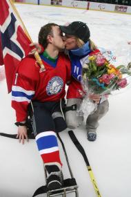 O hockista Helge Bjornstad recebeu um beijo da namorada Kathrine Bolstad após pedir-lhe em casamento