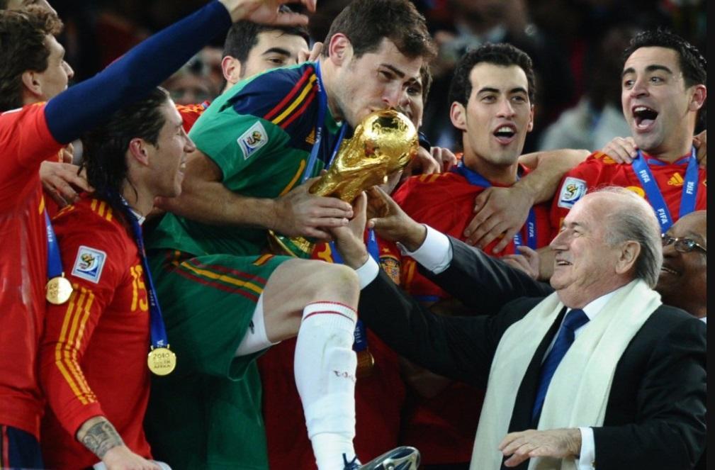 Casillas beija a taça de campeão após vencer o Mundial 2010