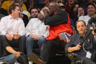 Shaquille O'Neal beija um desconhecido num jogo da NBA