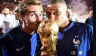 Griezmann e Mbappé beijam a taça após vencer o Mundial 2018