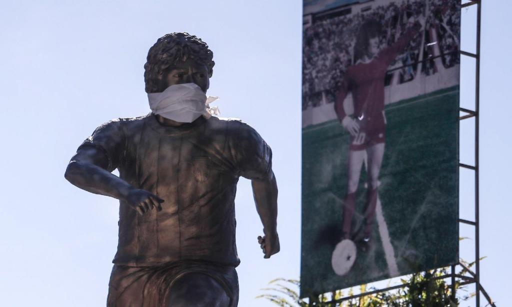 Estátua Maradona com máscara (Lusa)