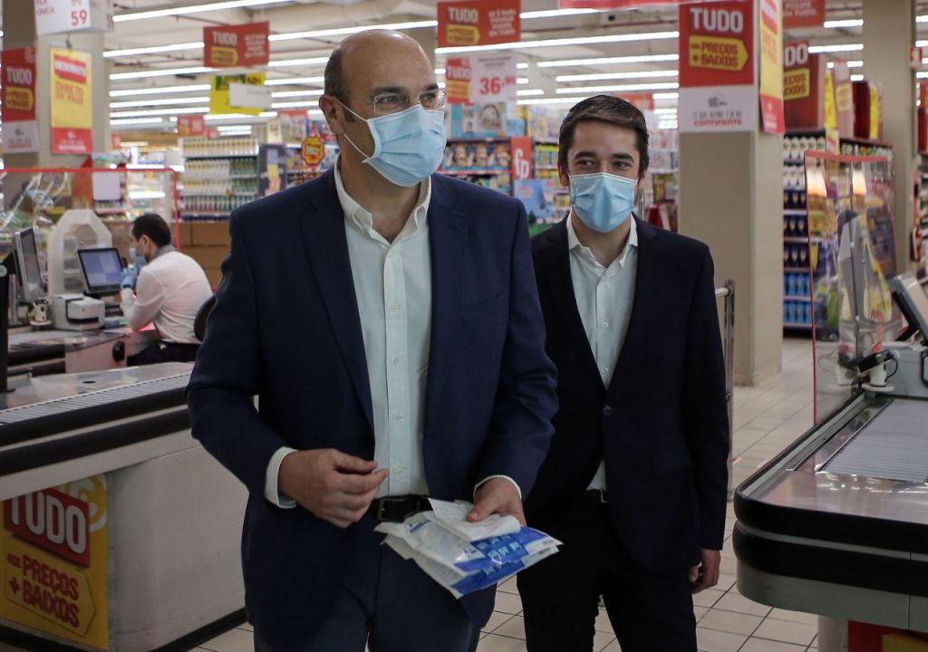 Ministro Siza Vieira compra máscaras no supermercado