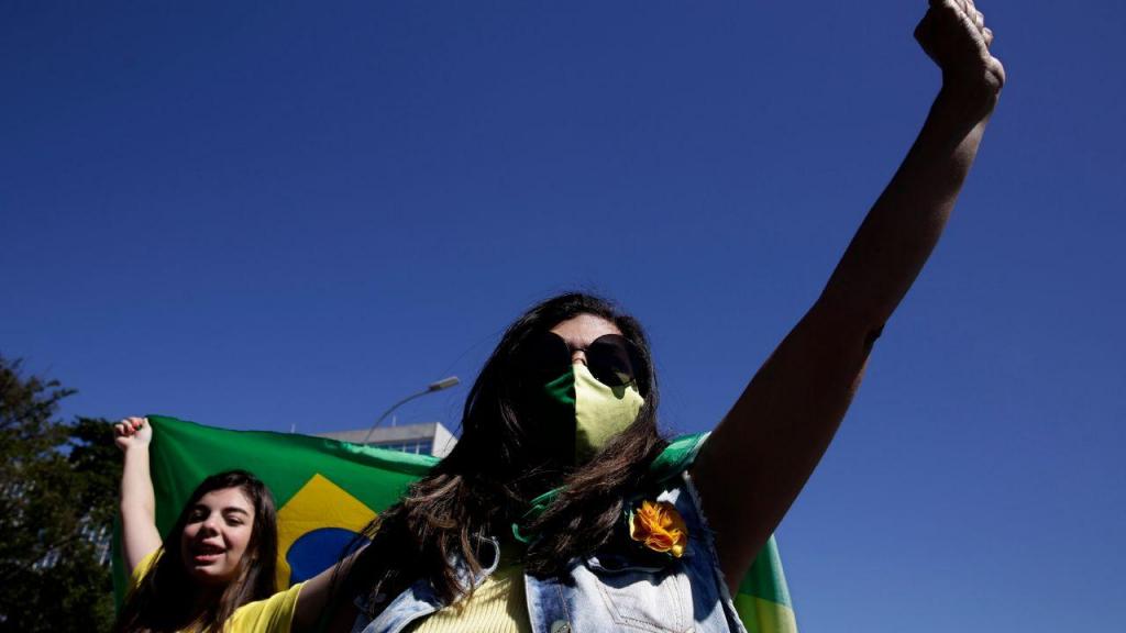 Manifestantes apoiam Jair Bolsonaro junto ao Palácio do Planalto