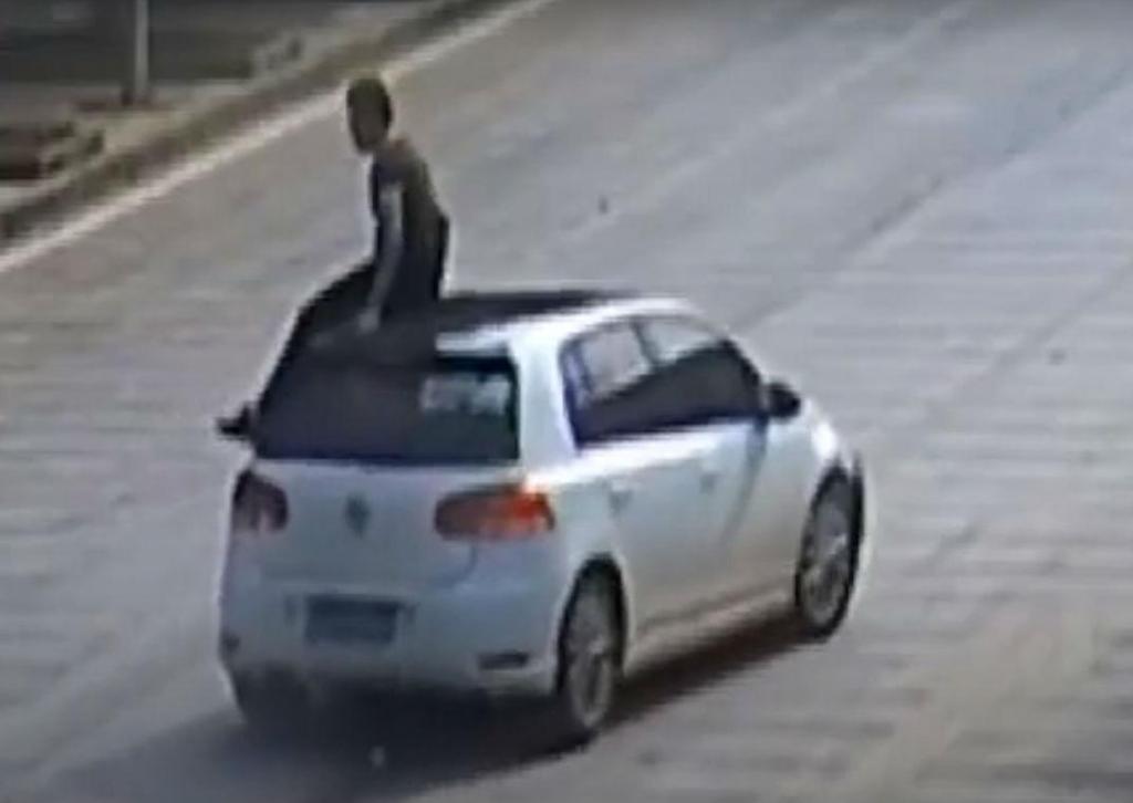Motociclista aterra em cima de carro que o atropela (reprodução YouTube)