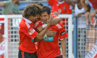 Aimar e Saviola festejam golo num Belenenses-Benfica (AP/Armando Franca)