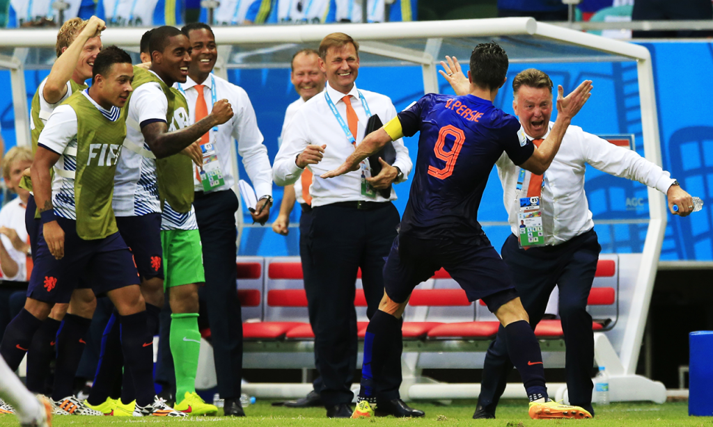 Van Gaal e Van Persie festejam golo no Espanha-Holanda do Mundial 2014 (AP/Bernat Armangue)