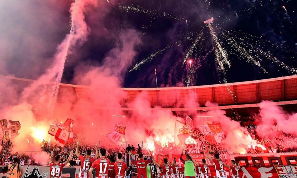 Adeptos do Estrela Vermelha recebem equipa em festa no primeiro jogo em casa após o título (FK Crvena Zvezda)
