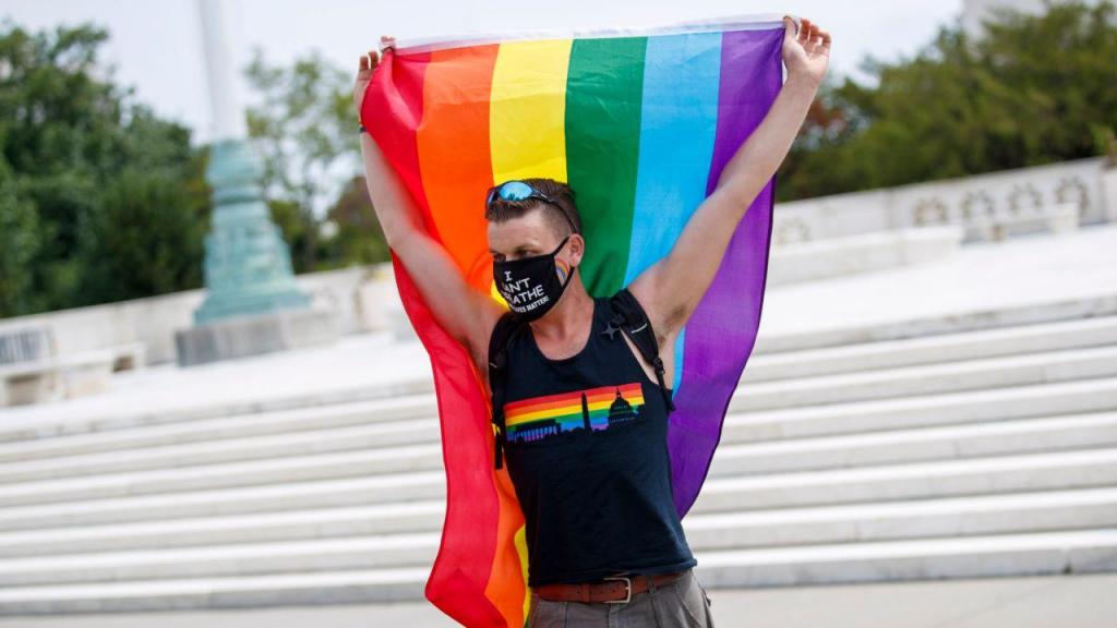 Comunidade LGBT celebra aprovação de legislação sobre discriminação no local de trabalho