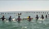 Dezenas de surfistas prestam homeagem a Pedro Lima