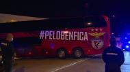 Insultos na chegada do Benfica ao Seixal, apesar do aparato policial