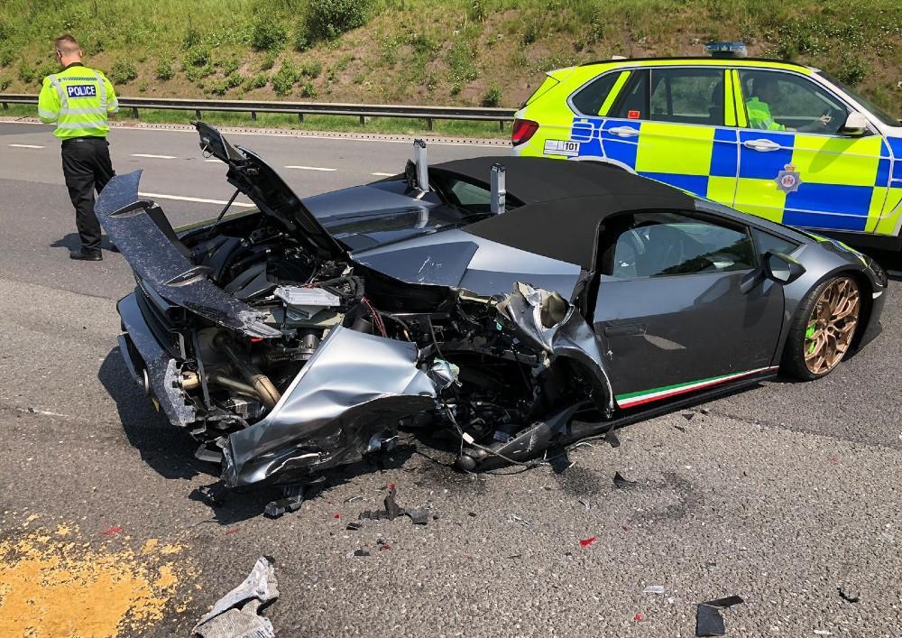 Acidente com Lamborghini (Reprodução Twitter polícia de West Yorkshire)