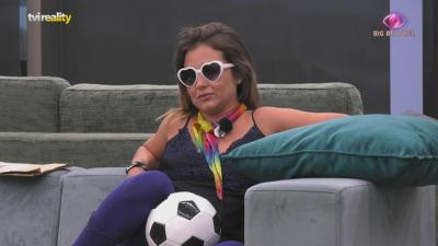 Ana Catharina rejeita abraço de Hélder - Big Brother