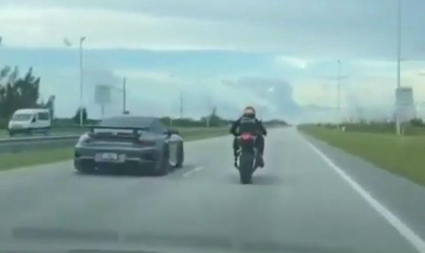 Superdesportivo e motociclista preparam-se para acelerar (reprodução YouTube)