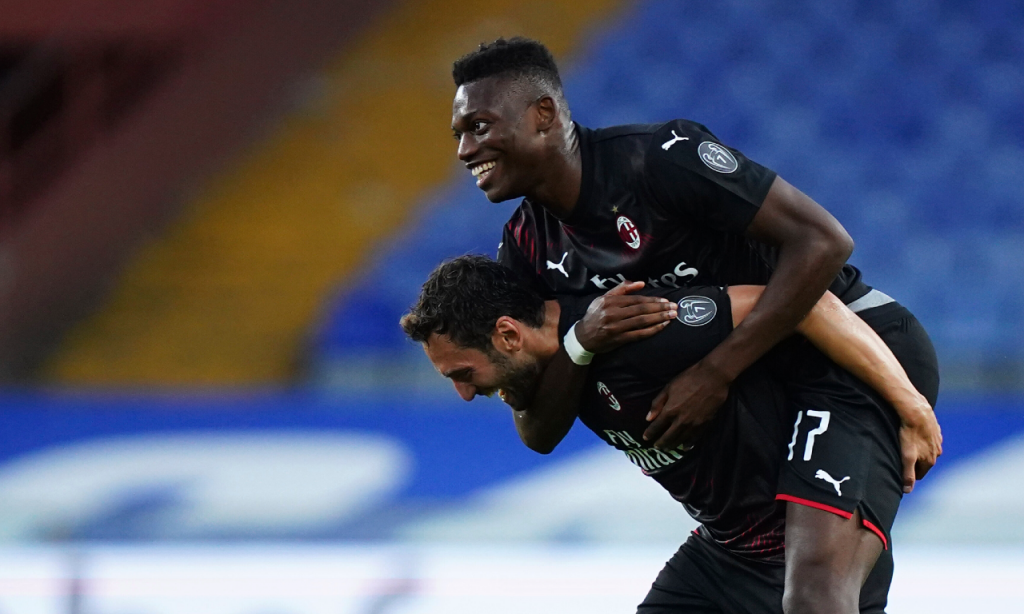 Rafael Leão e Çalhanoglu festejam golo na vitória do Milan ante a Sampdoria (AP)