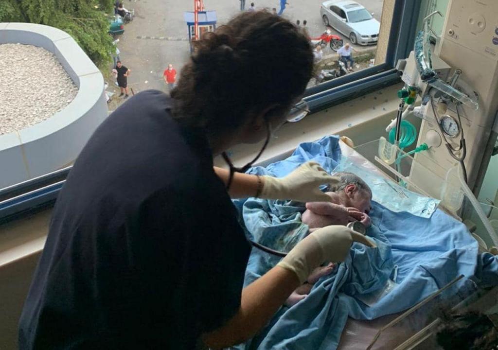 Mulher entra em trabalho de parto durante explosões em Beirute
