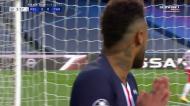 Neymar atira ao poste após jogada de Mbappé