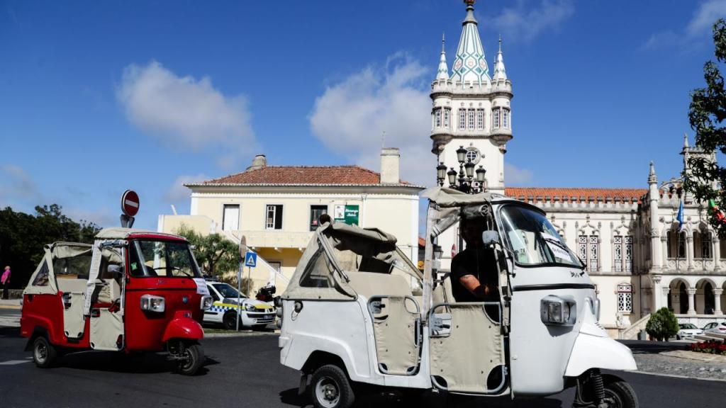 Condutores de tuk tuk protestam em Sintra