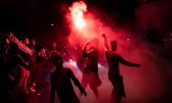 Adeptos do PSG festejam presença inédita na final da Liga dos Campeões (EPA/IAN LANGSDON)
