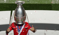 Lucas Hernández festeja vitória na Liga dos Campeões pelo Bayern com o troféu na cabeça (AP/Manu Fernandez)