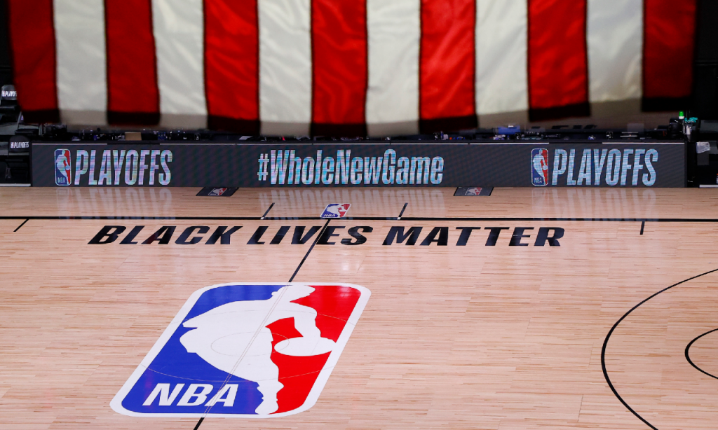 Os três jogos da NBA de 26 de agosto não se realizaram após os Milwaukee Bucks terem boicotado o jogo com os Orlando Magic, em protesto contra a injustiça racial (Kevin C. Cox/AP)