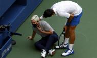 Novak Djokovic desqualificado por acertar com bola em juíza de linha