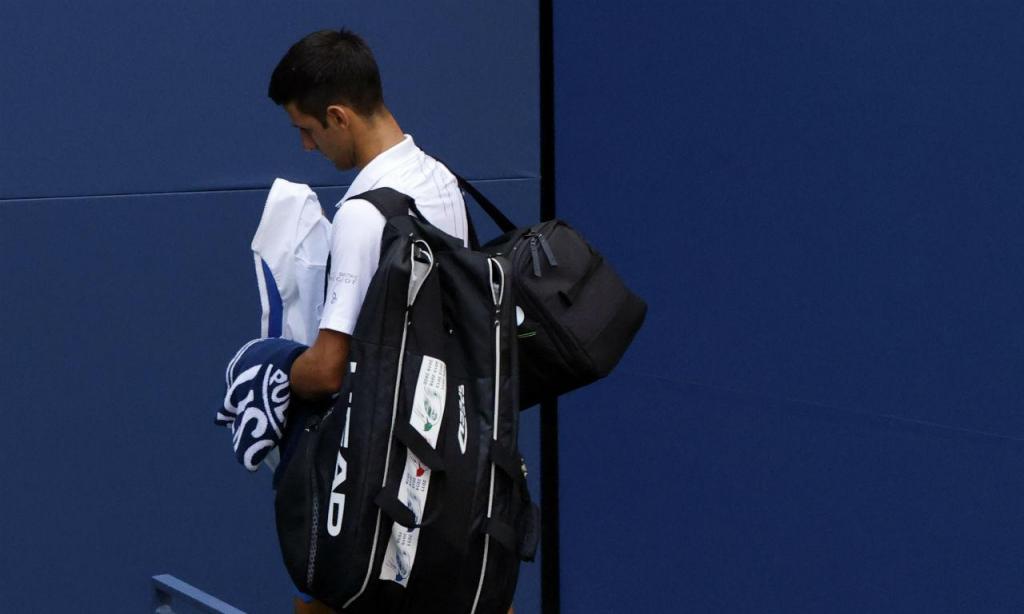 Novak Djokovic desqualificado por acertar com bola em juíza de linha