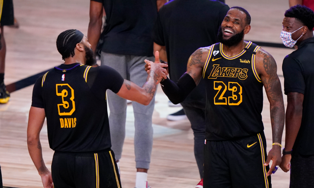 NBA, Final Conferência Oeste (Jogo 2): Los Angeles Lakers 105-103 Denver Nuggets. Anthony Davis e LeBron James festejam a vitória (Mar J. Terrill/AP)