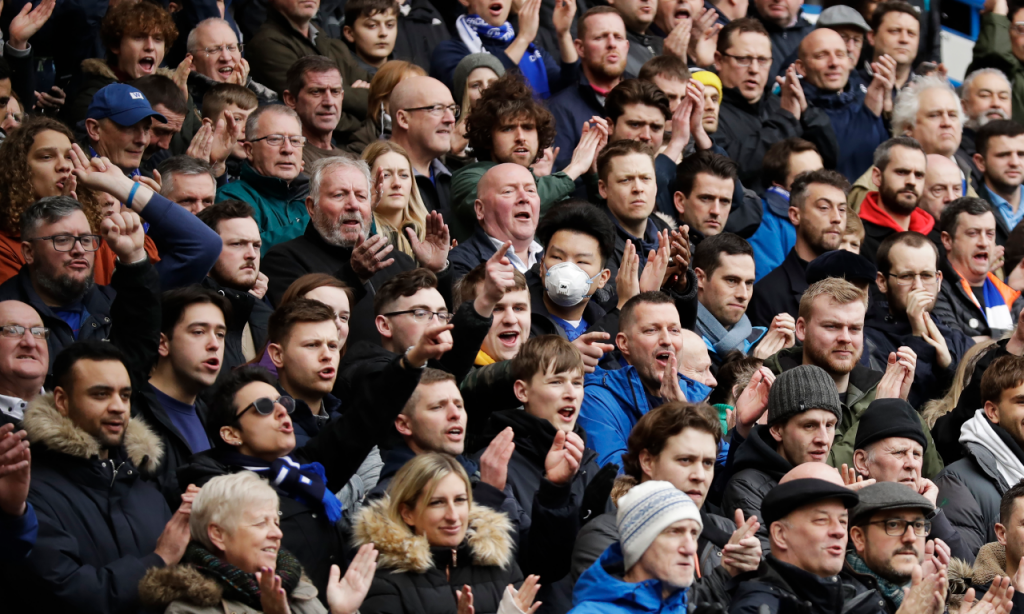 Adeptos num jogo da Premier League, entre Chelsea e Everton, em março de 2020 (Matt Dunham/AP)