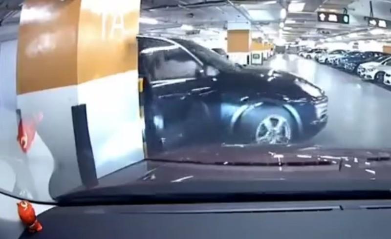 Acidente num estacionamento (Reprodução Youtube)