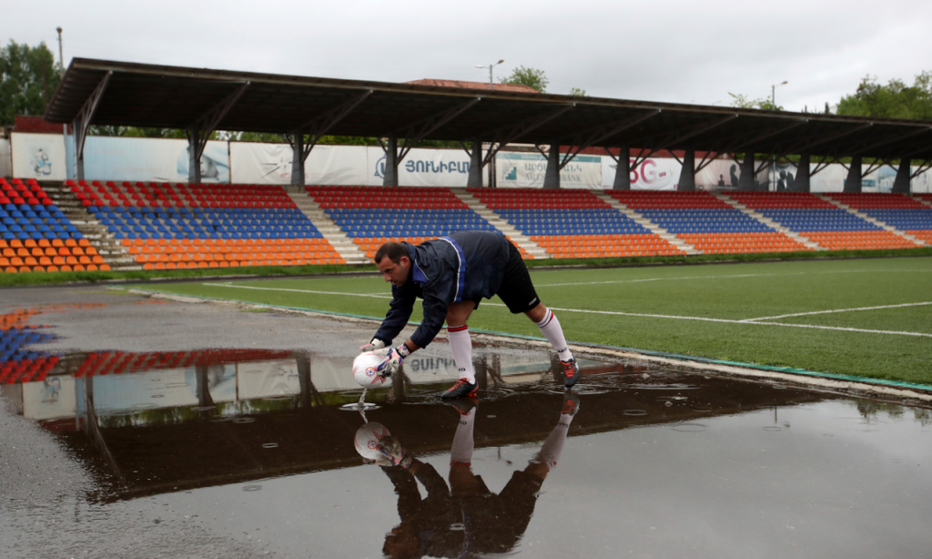 Estádio Stepanakert, na República de Artsaque, na região do Nagorno-Karabakh (Thanassis Stavrakis/AP)
