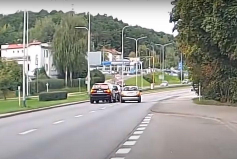 Condutor parado após acidente (reprodução YouTube)
