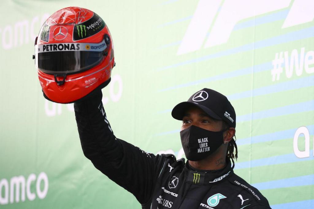Lewis Hamilton com capacete de Michael Schumacher (Lusa)