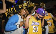 Adeptos dos Lakers comemoram conquista do título (AP Photo/Christian Monterrosa)