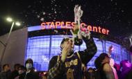 Adeptos dos Lakers comemoram conquista do título (AP Photo/Christian Monterrosa)
