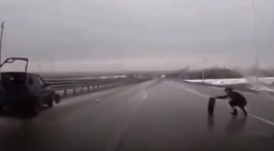 Despiste em estrada molhada (Reprodução Youtube)