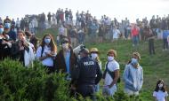 Milhares de pessoas concentradas na Nazaré em dia de ondas gigantes (Carlos Barroso/Lusa)