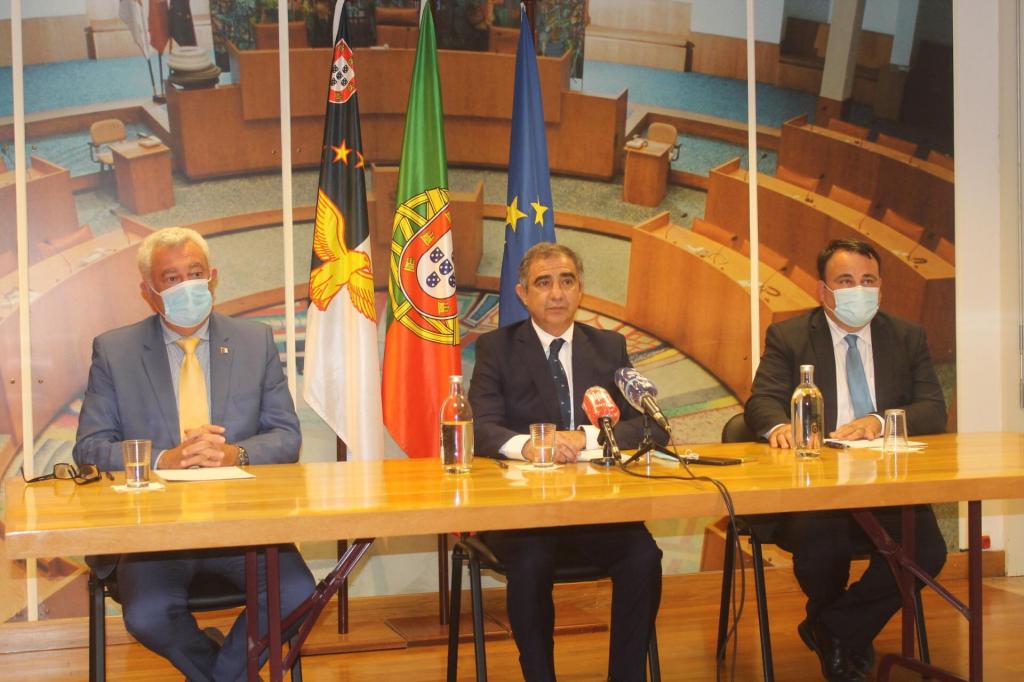 Artur Lima, do CDS, José Manuel Bolieiro, do PSD, e Paulo Estêvão, do PPM