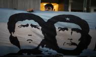 Fãs junto ao hospital onde Maradona foi operado (AP Photo/Maria Paula Avila)