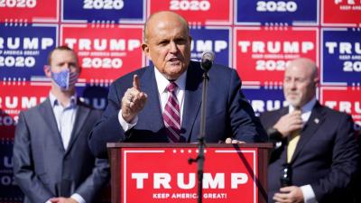 Rudy Giuliani entrega-se na cadeia por causa de processo relacionado com Donald Trump - TVI