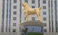 Estátua do cão preferido do presidente Gurbanguly Berdymukhamedov 