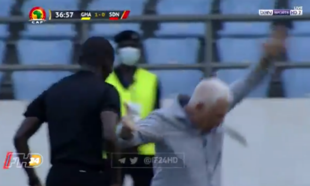 Treinador do Sudão cai após ser empurrado pelo árbitro (twitter)
