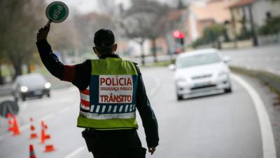 Jovem de 19 anos alcoolizada atropela polícia em Operação Stop em Lisboa - TVI