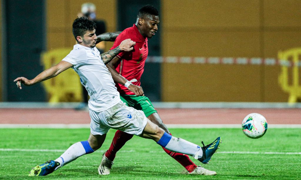 Sub-21, qualificação: Portugal-Chipre. Rafael Leão remata perante a pressão de Marios Peratikos(Luís Forra/LUSA)