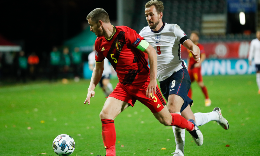 Liga das Nações: Bélgica vence Inglaterra por 2-0. Jan Vertonghen em lance com Harry Kane (Francisco Seco/AP)