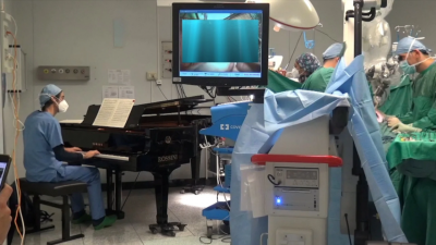 Pianista toca durante cirurgia para remover tumor a uma criança de dez anos - TVI