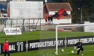 O apoio de três adeptos do Penafiel antes do jogo com o Marítimo (RJC)