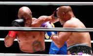 Combate entre Mike Tyson e Roy Jones Jr. (EPA)