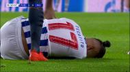 Fernandinho atinge Corona com o cotovelo após sofrer «cueca»