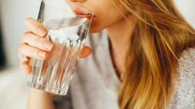 Devemos mesmo beber mais água no verão? Sim, mas atenção aos excessos - TVI