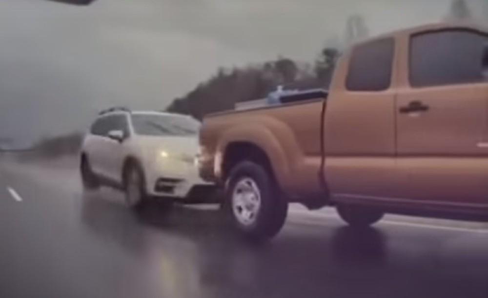 Acidente entre SUV e Pick-up (Reprodução Youtube)